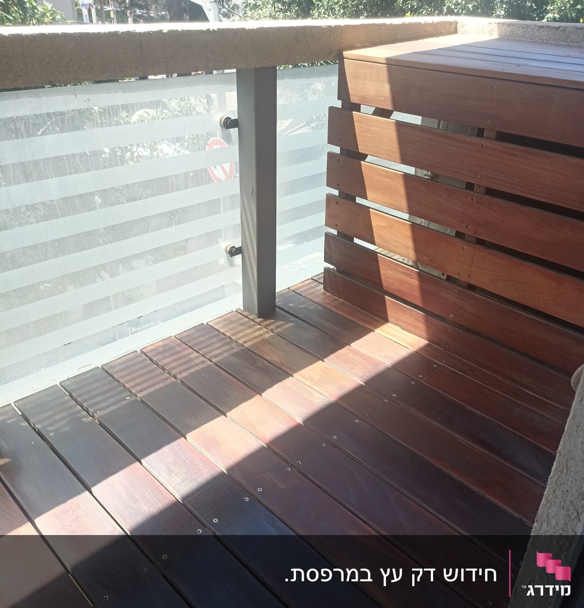 רצפת עץ במרפסת עם מעקה זכוכית